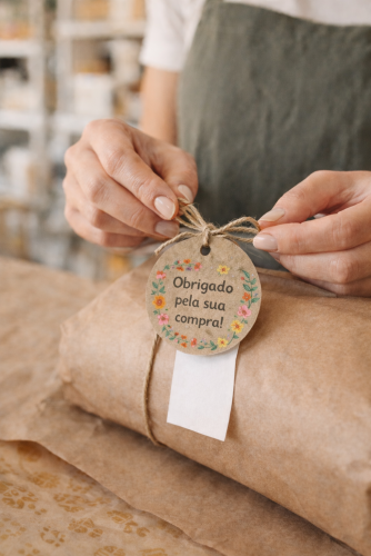 Tag 5x5cm Redonda em Papel Kraft com Furo | 4x0 Impressão Apenas Frente